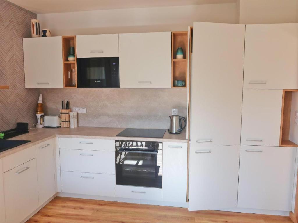 Apartman Amali Deluxe แชร์นาฟ โปชูมาวี ภายนอก รูปภาพ